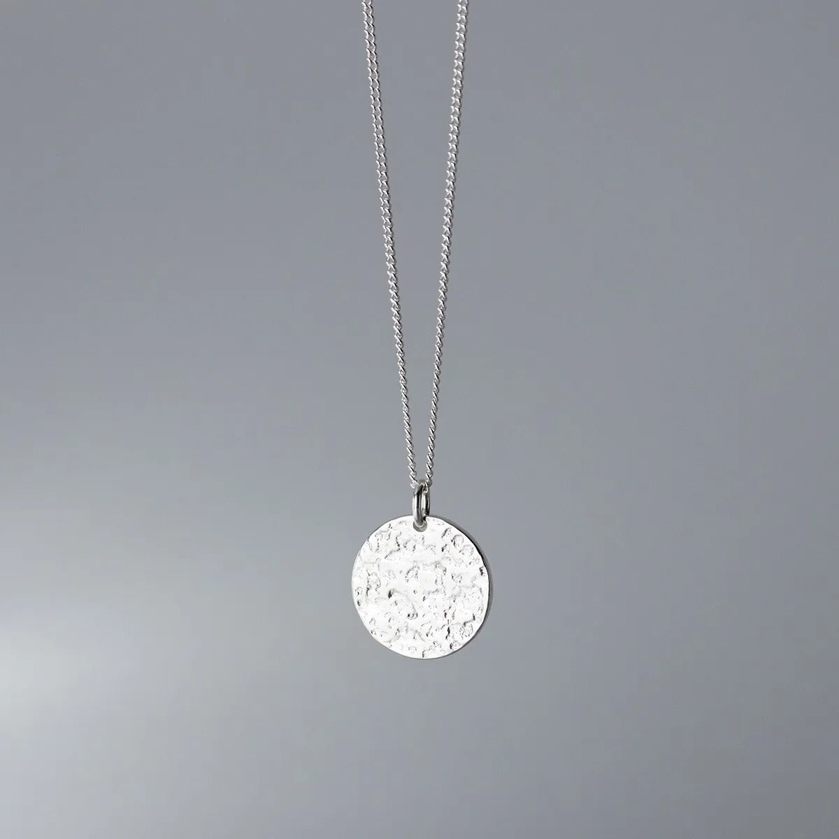 Collier pendentif rond texturé