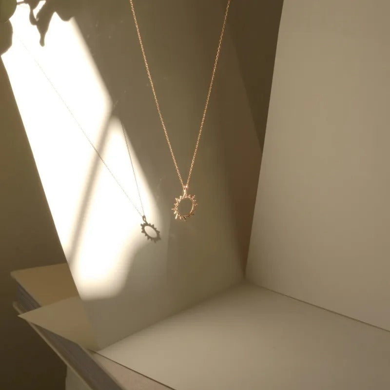 Collier soleil ras du cou