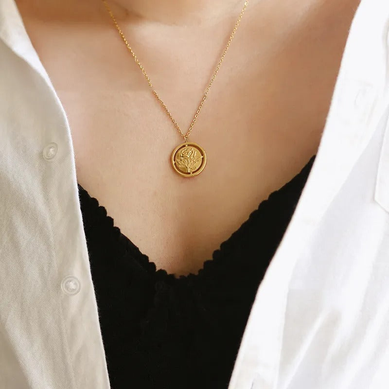 Collier rond avec fleur rose