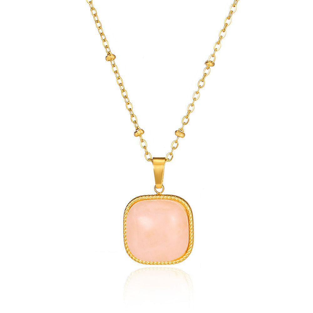 Collier doré avec pierre rose