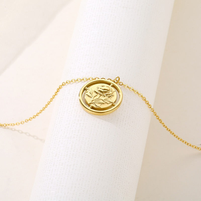 Collier rond avec fleur