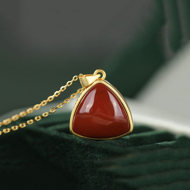 Collier triangulaire en pierre rouge