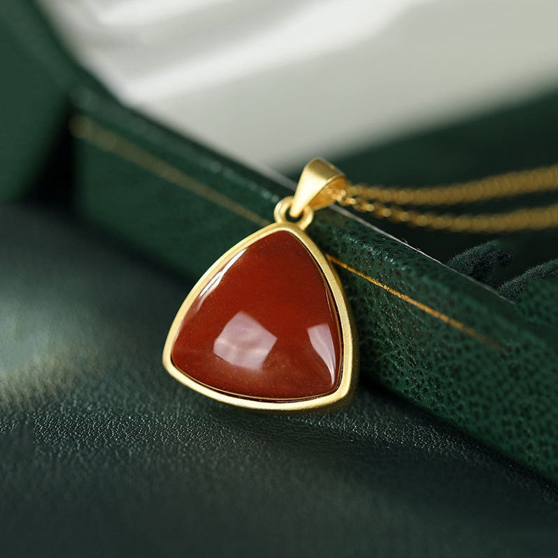 Collier triangulaire en pierre rouge
