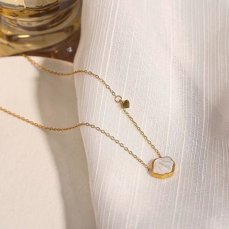 Collier coquillage blanc