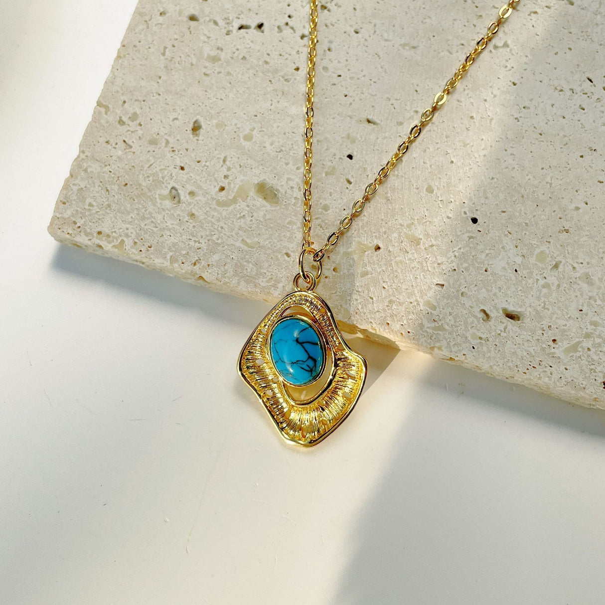 Collier rond et géométrique en turquoise
