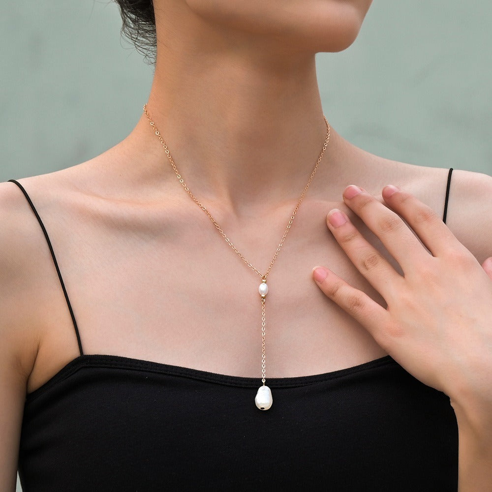 Collier perles et chaîne pendante