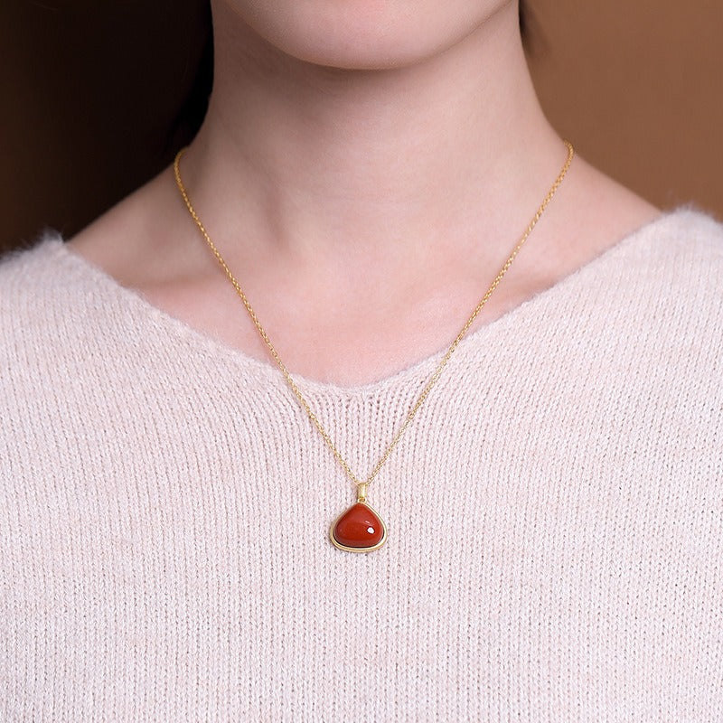 Collier Triangulaire en Pierre Rouge