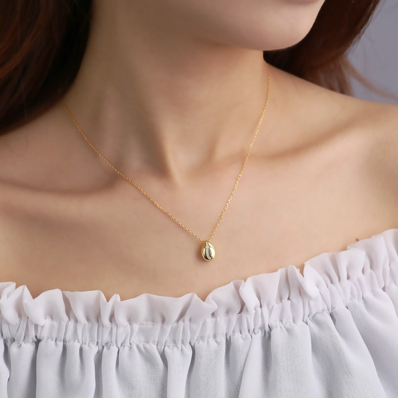 Collier doré en forme de grain de café