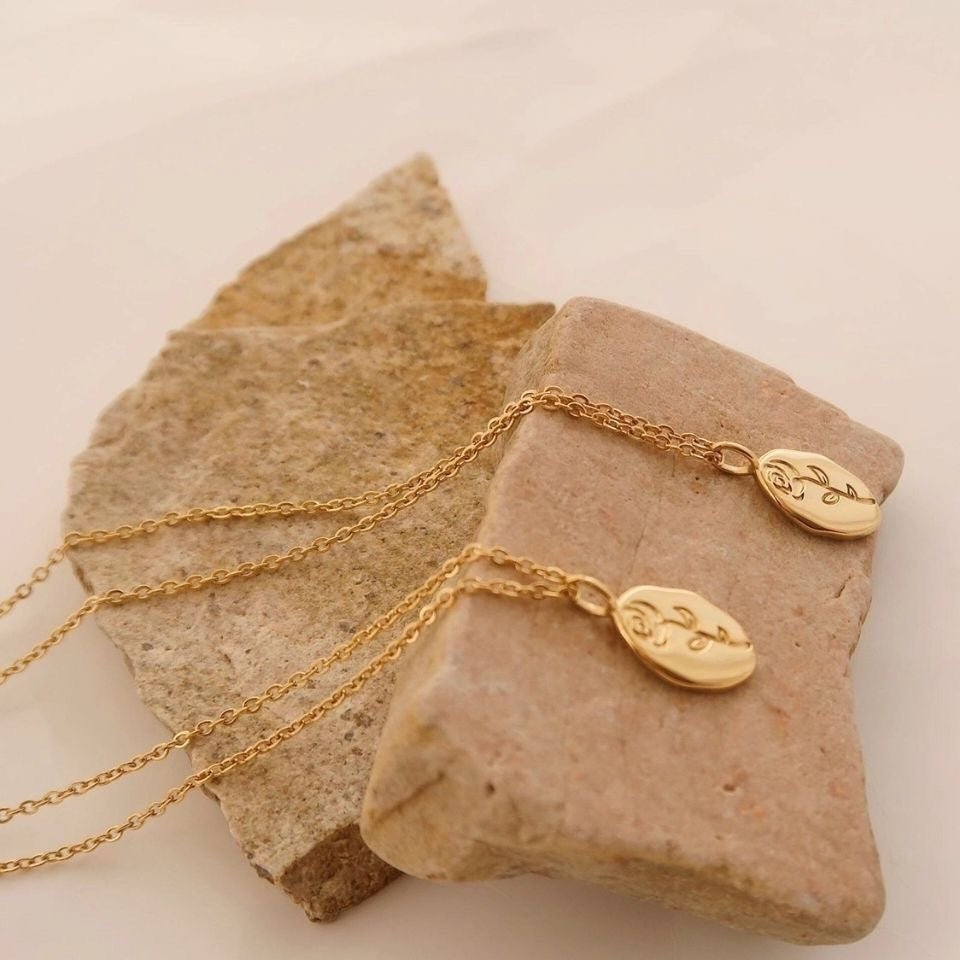 Collier pendentif fleur dorée