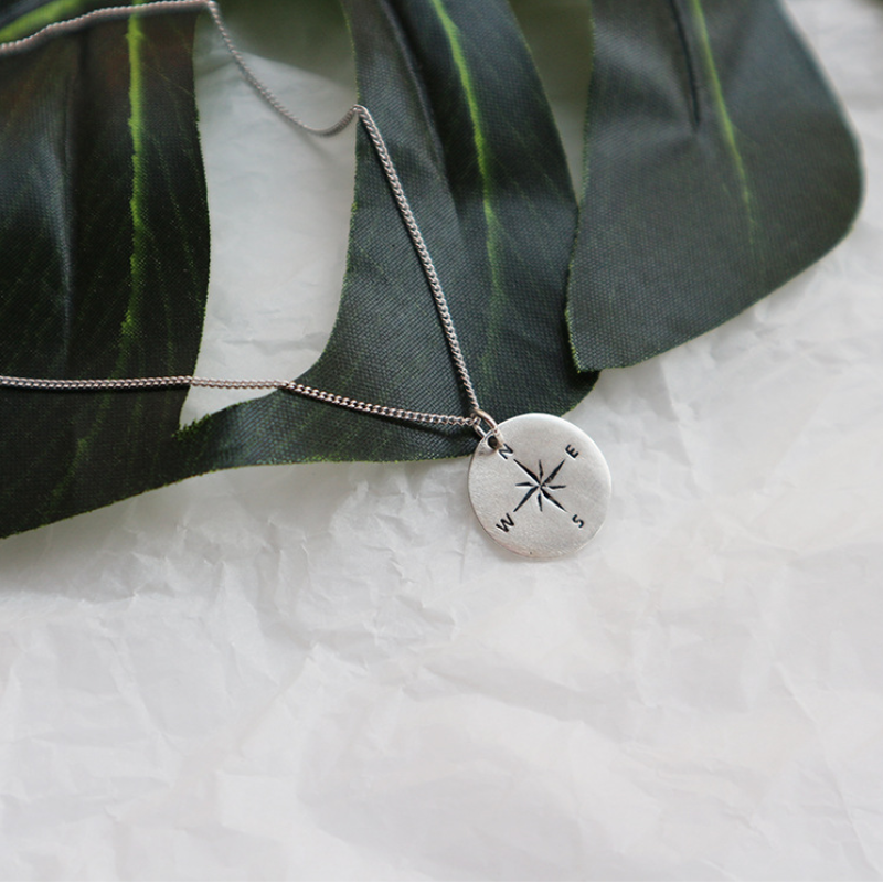 Collier boussole en argent vieilli