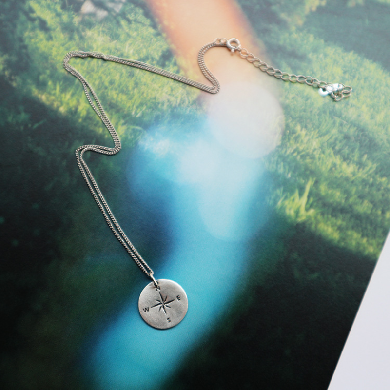 Collier boussole en argent vieilli