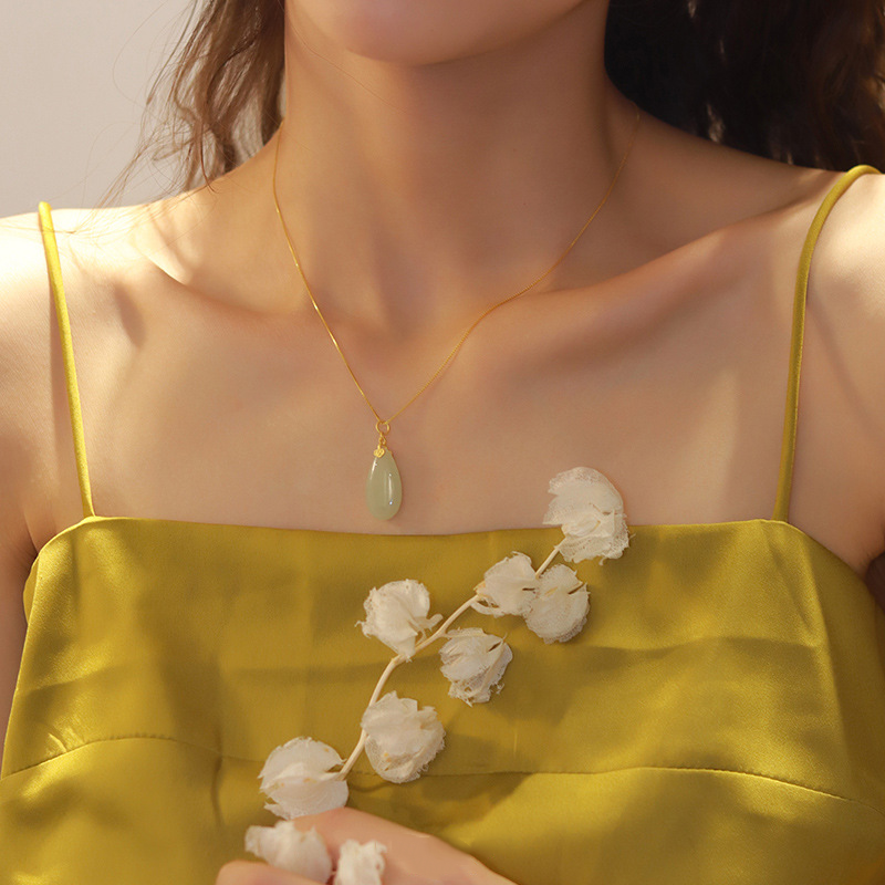 Pendentif pierre de jade doré