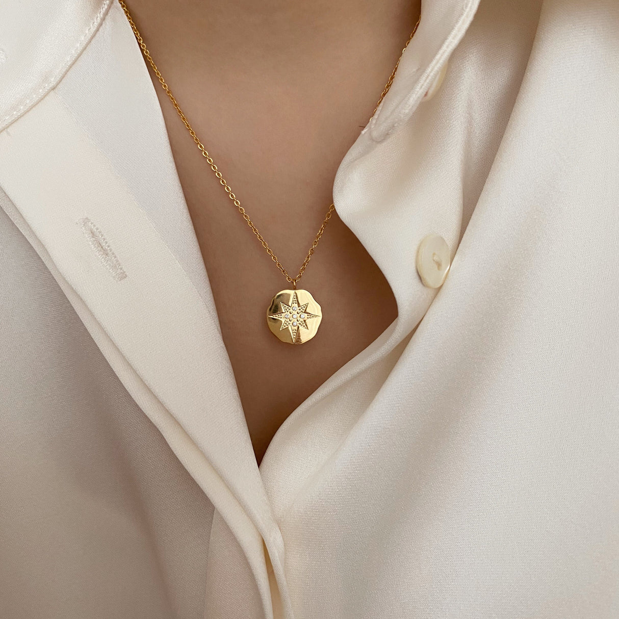 Pendentif boussole femme antique