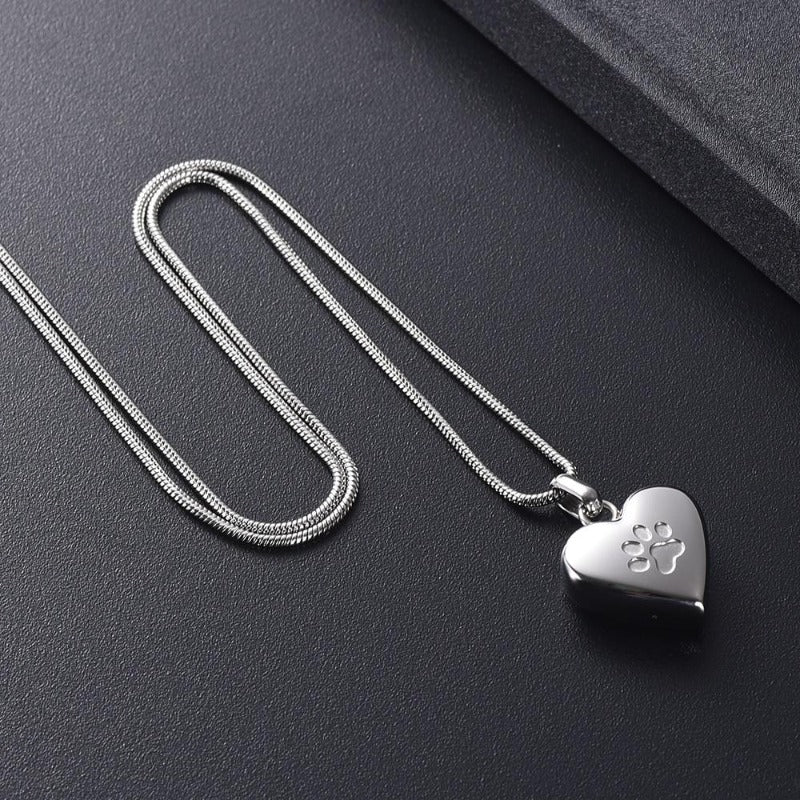 Collier cœur avec empreinte d'animaux