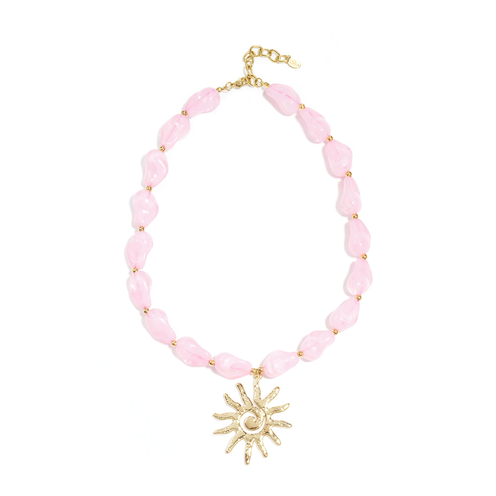 Collier à pendentif soleil et éléments colorés