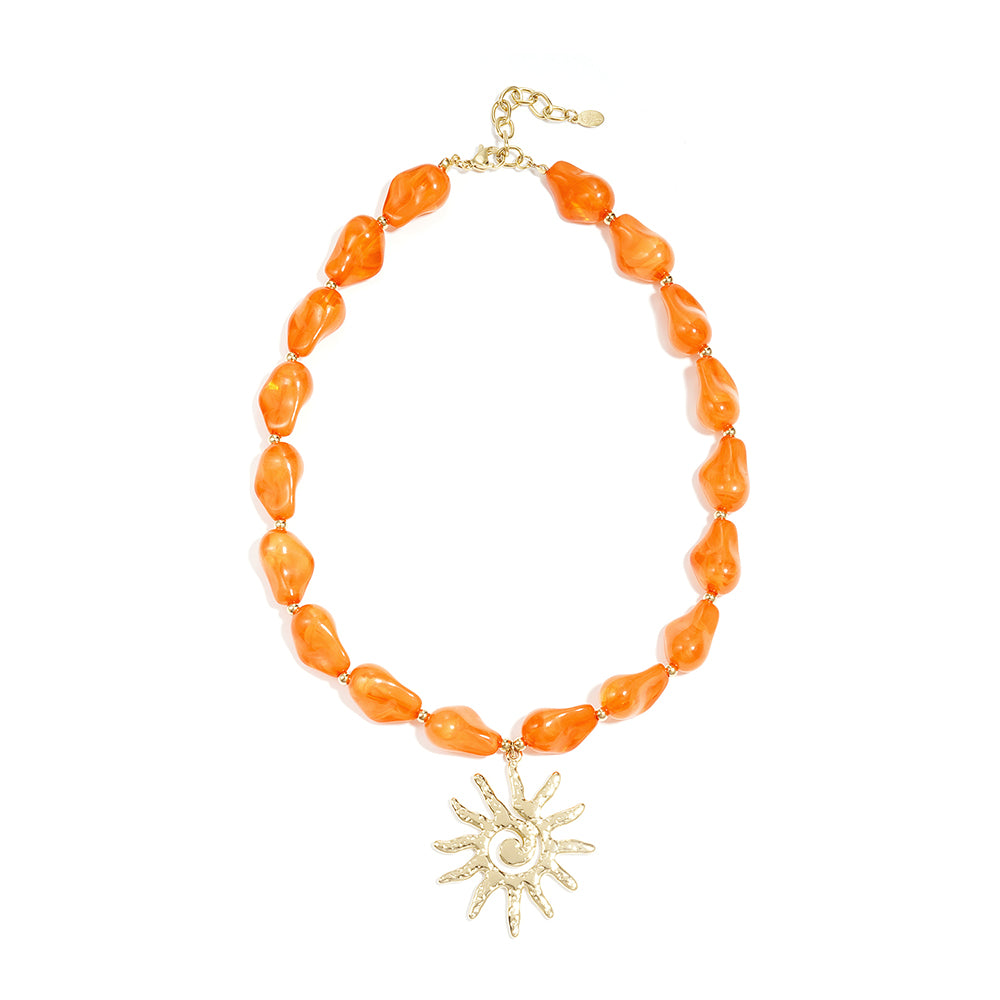 Collier à pendentif soleil et éléments colorés