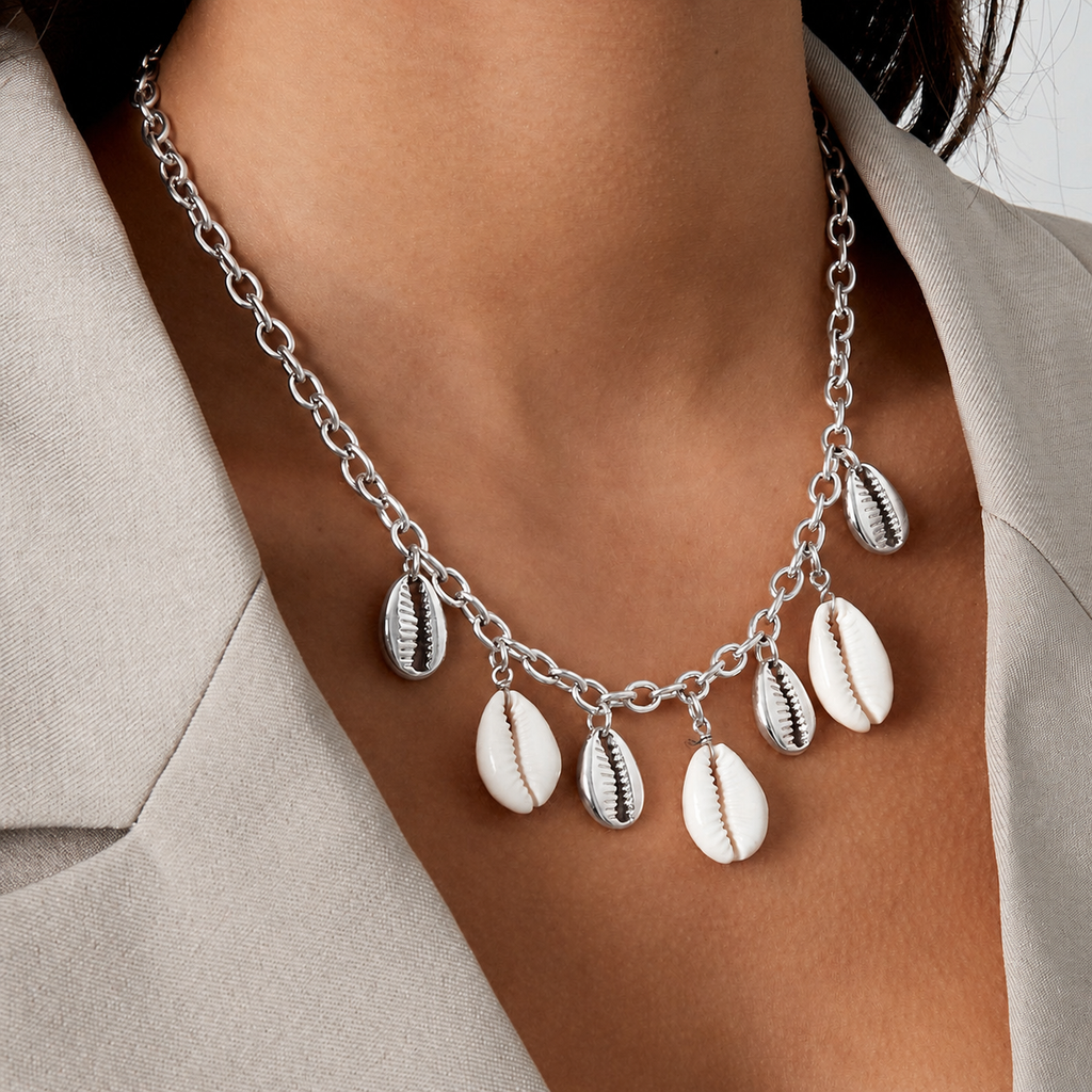 Collier chaîne femme à coquillages argentés et coquillages blancs
