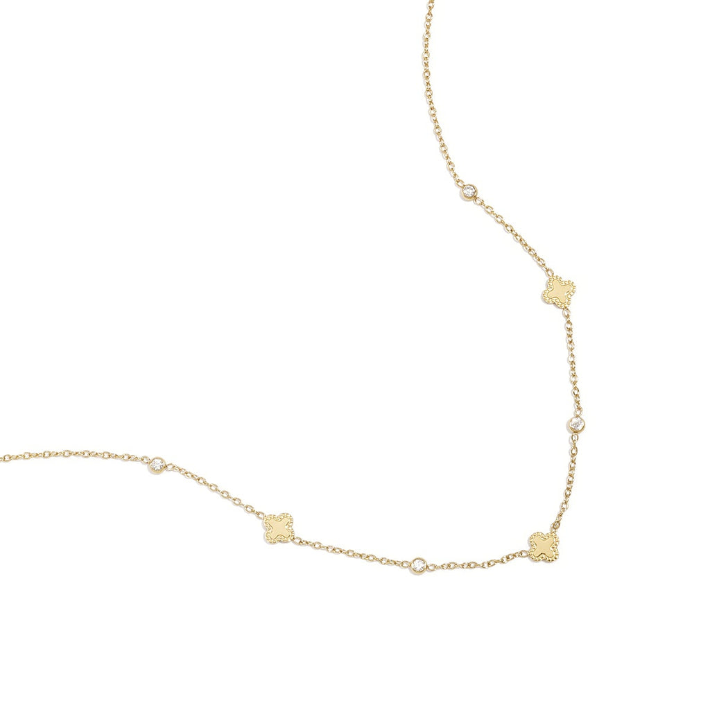 Collier orné de trèfles et de pierres rondes en oxyde de zirconium.