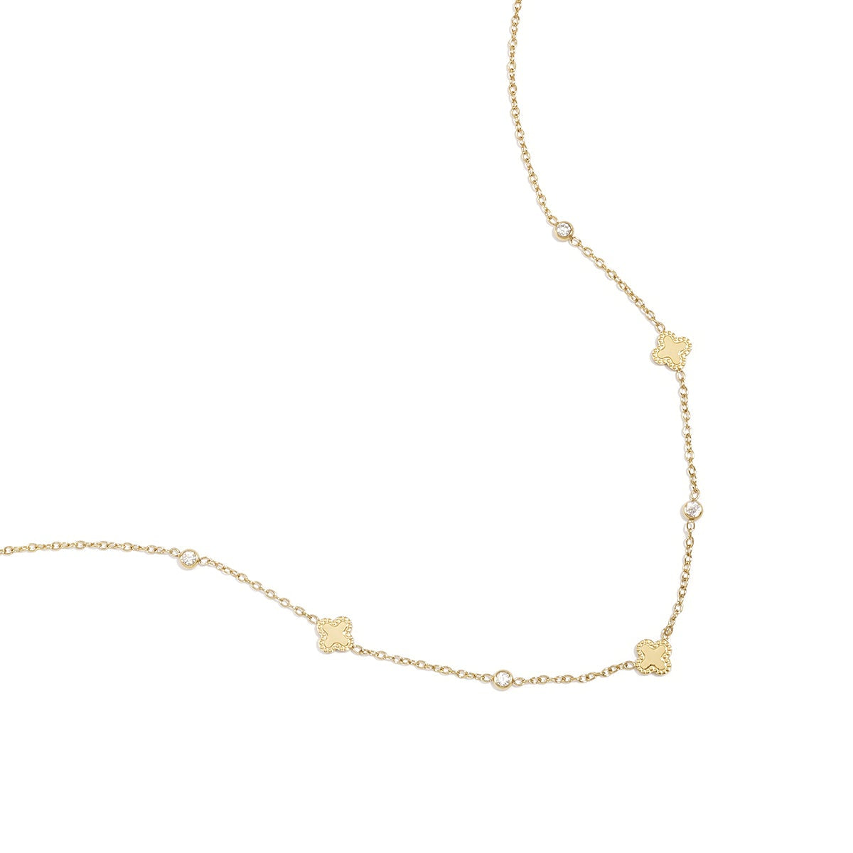 Collier orné de trèfles et de pierres rondes en oxyde de zirconium.