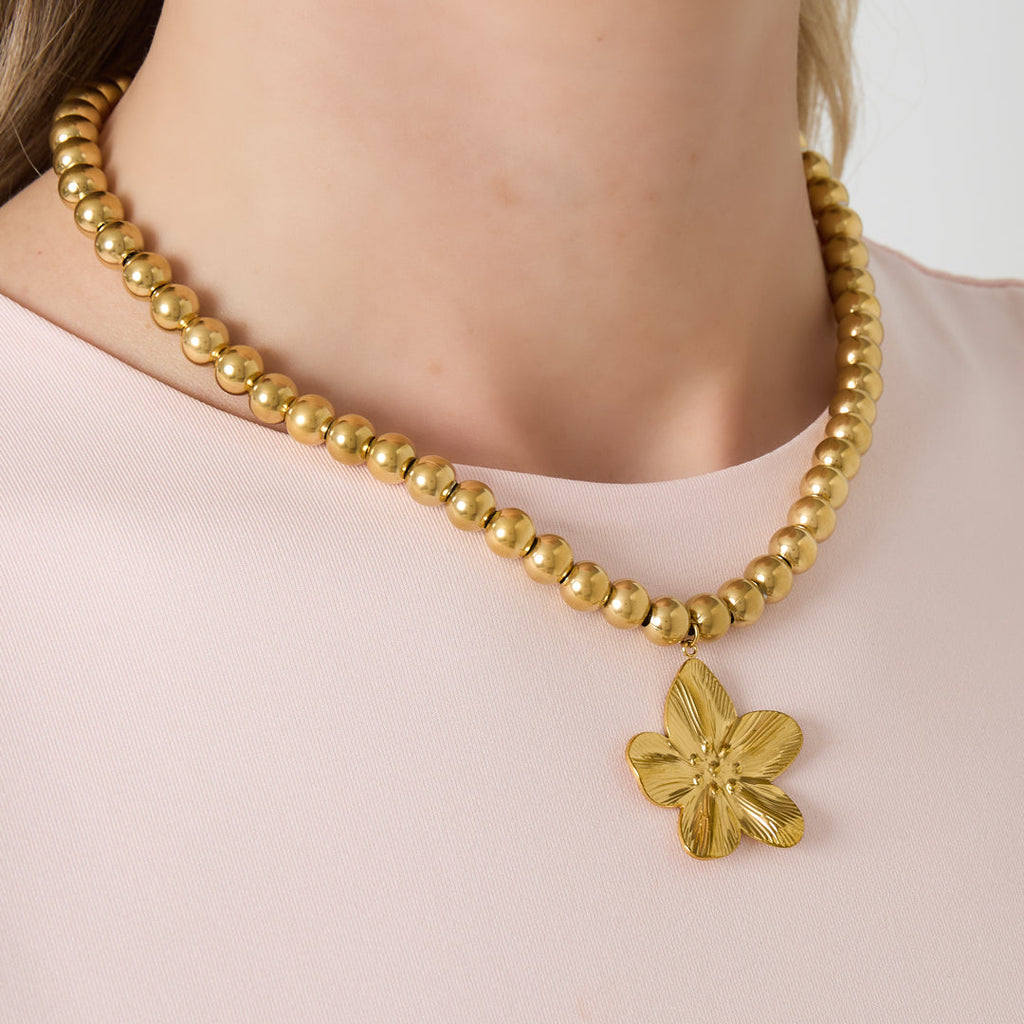 Collier de perles creuses de 8 mm avec une fleur