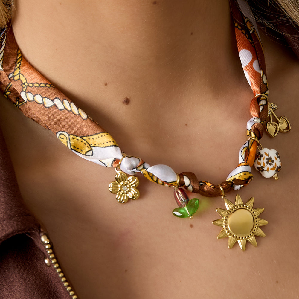 Collier foulard imprimé rétro et breloques dorées