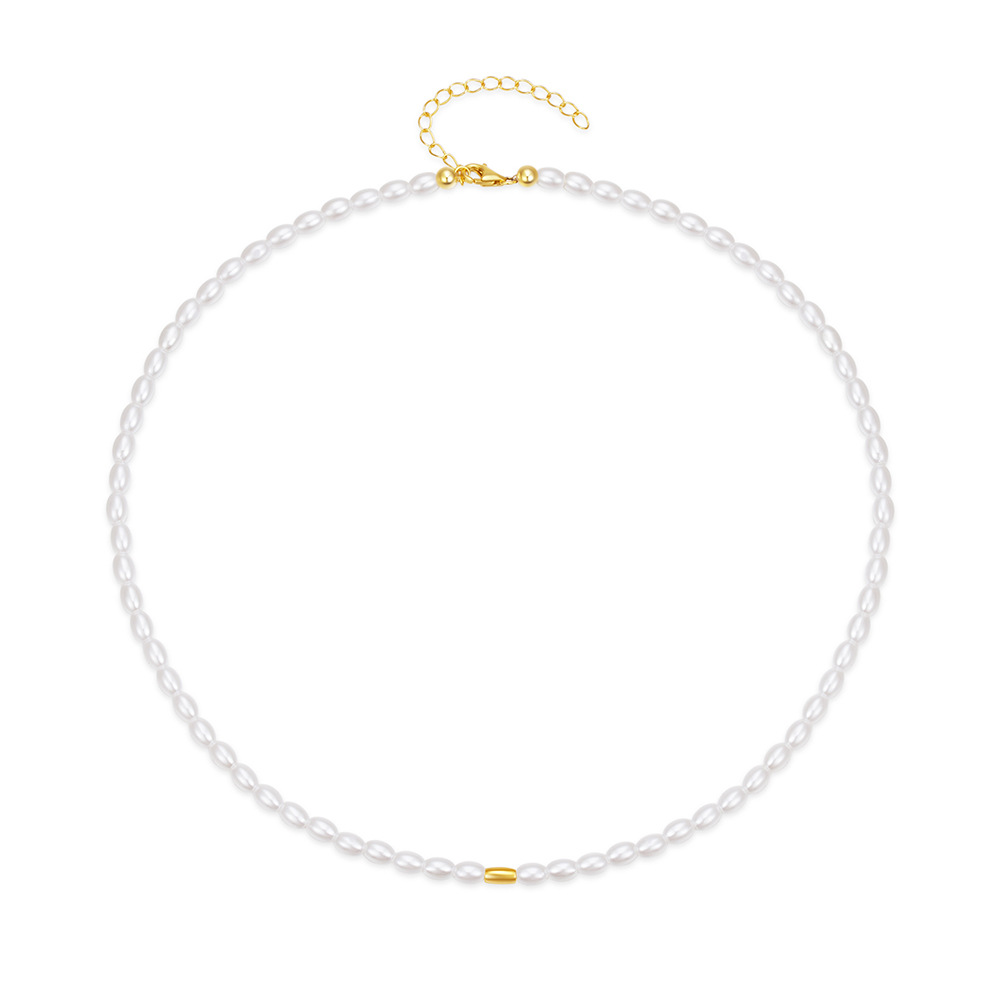 Collier perles d’imitation et détail doré