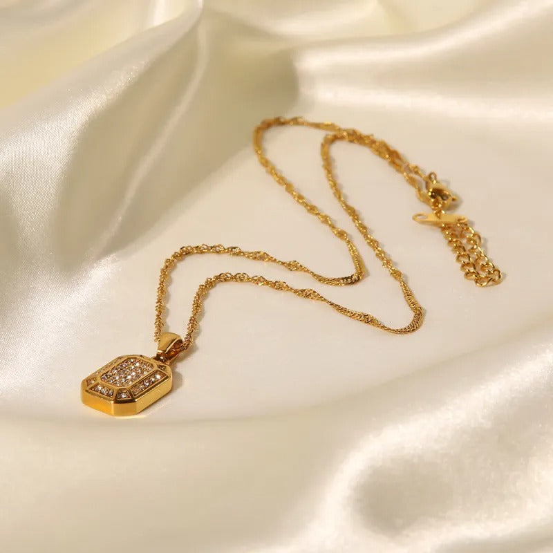 Collier rectangle doré avec pierres