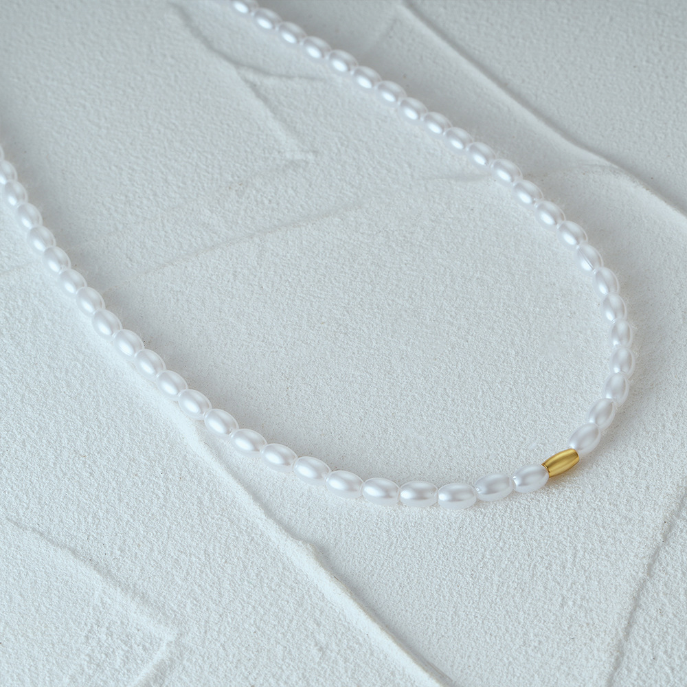 Collier perles d’imitation et détail doré