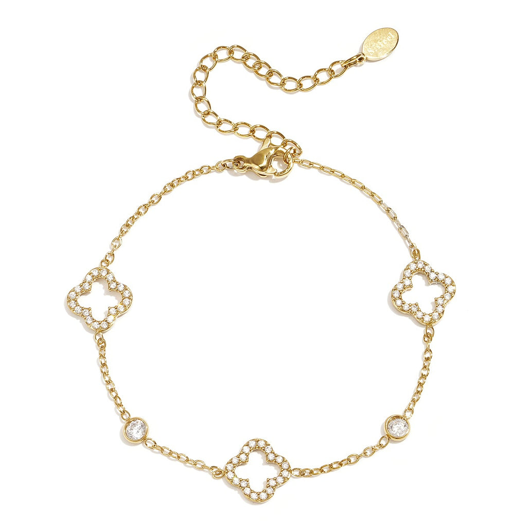 Bracelet ajouré orné de trèfles et de pierres incrustées.