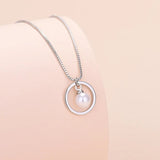 Collier perle dans cercle moderne