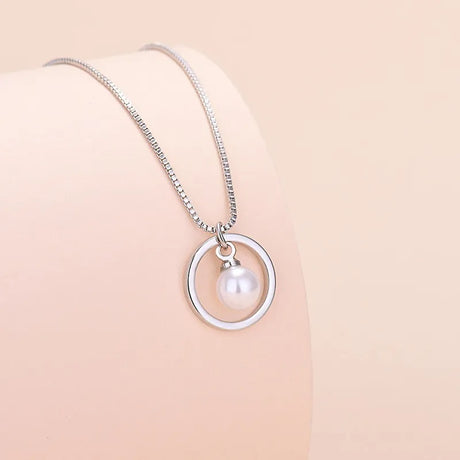 Collier perle dans cercle moderne