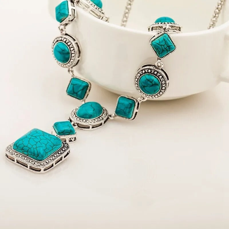 Collier en pierres turquoises