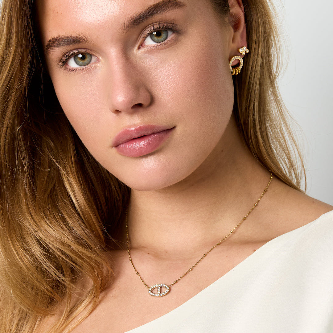 Collier avec pendentif ovale orné