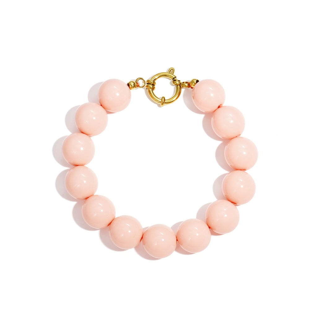 Bracelet à grosses perles et fermoir sur le devant