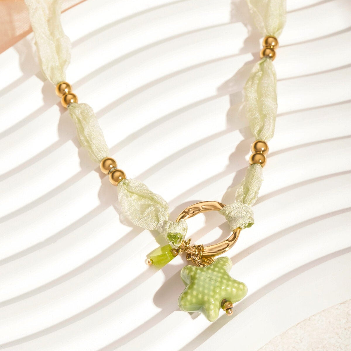 Collier étoilé - Couleur vert et or