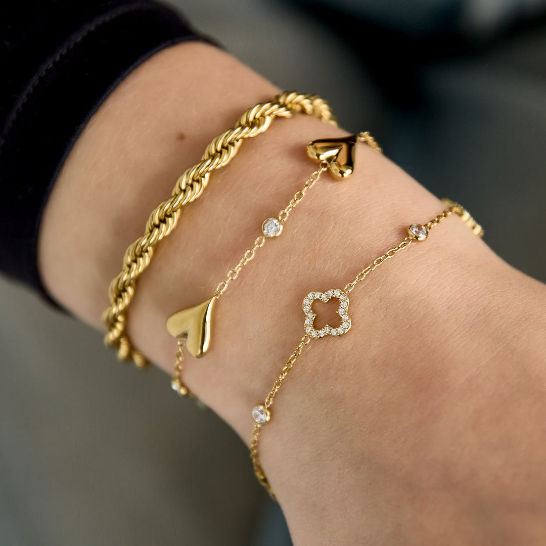 Bracelet ajouré orné de trèfles et de pierres incrustées.