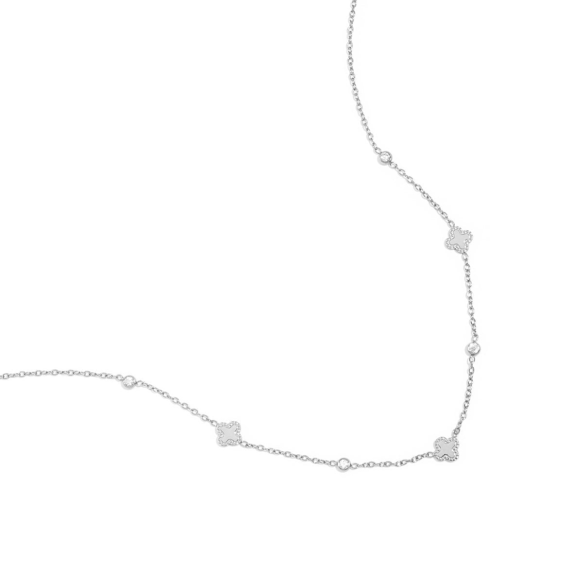 Collier orné de trèfles et de pierres rondes en oxyde de zirconium.