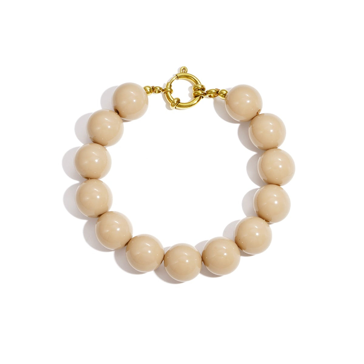 Bracelet à grosses perles et fermoir sur le devant