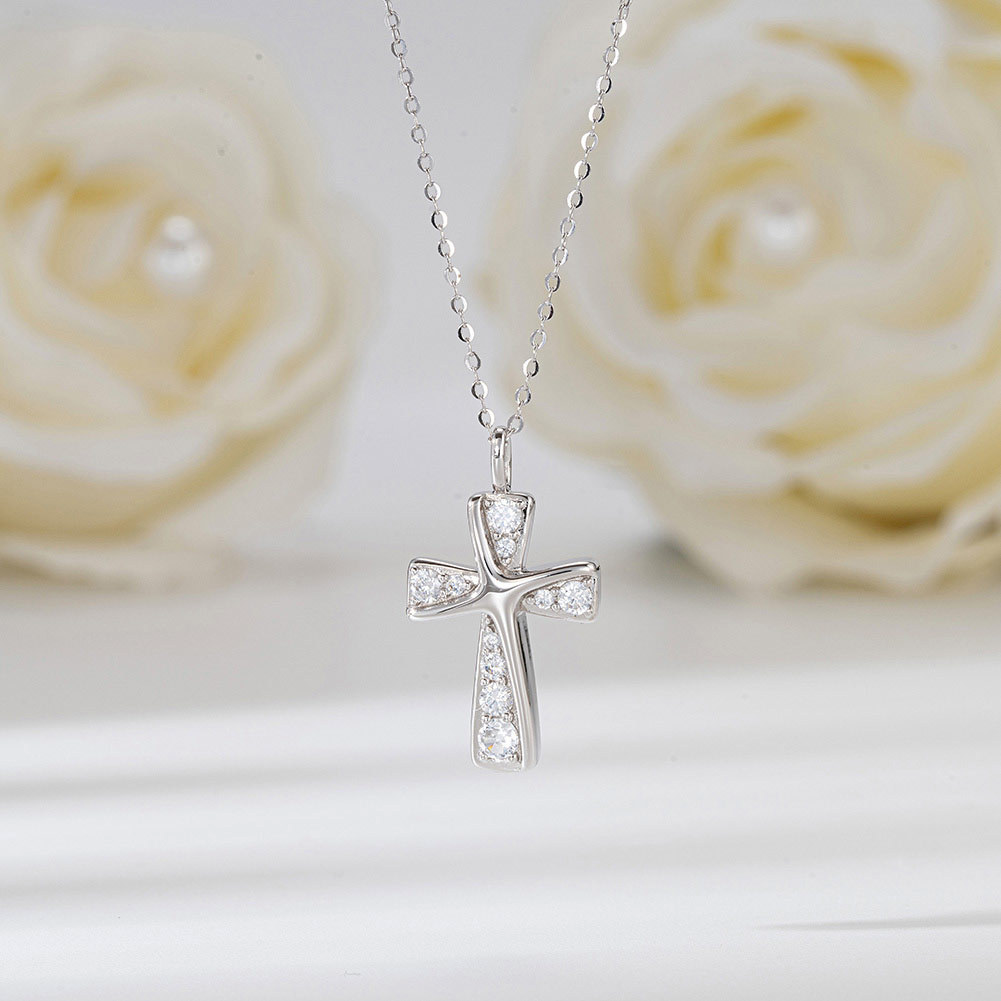 Collier croix diamant moderne