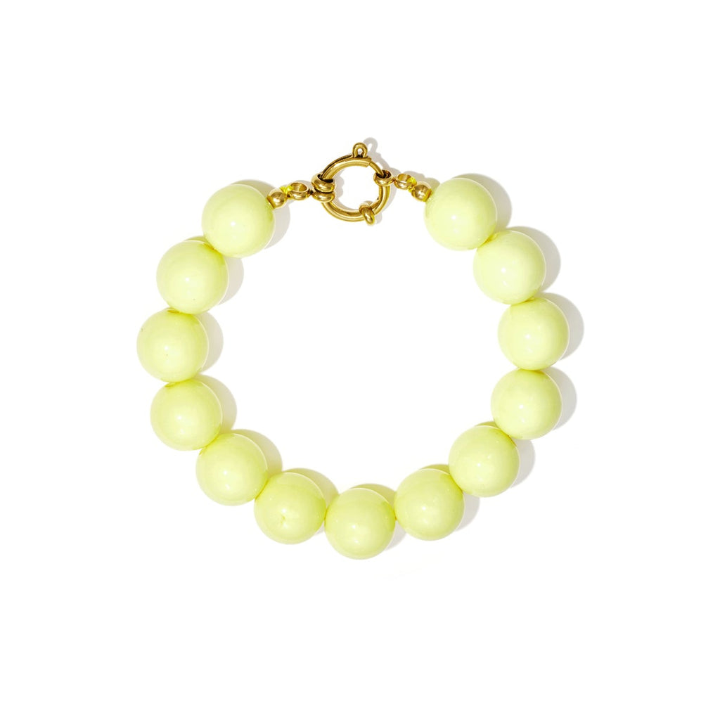 Bracelet à grosses perles et fermoir sur le devant