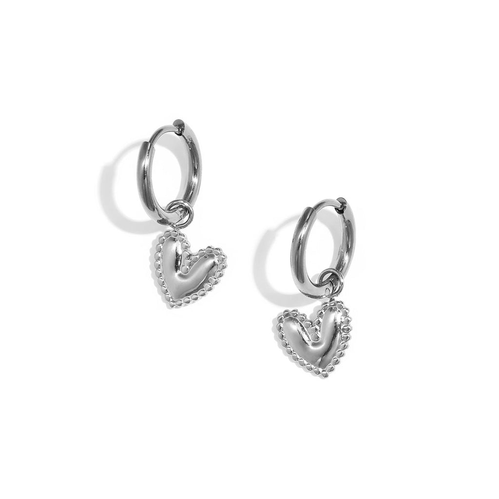 Boucles d'oreilles avec un cœur pendant détaillé