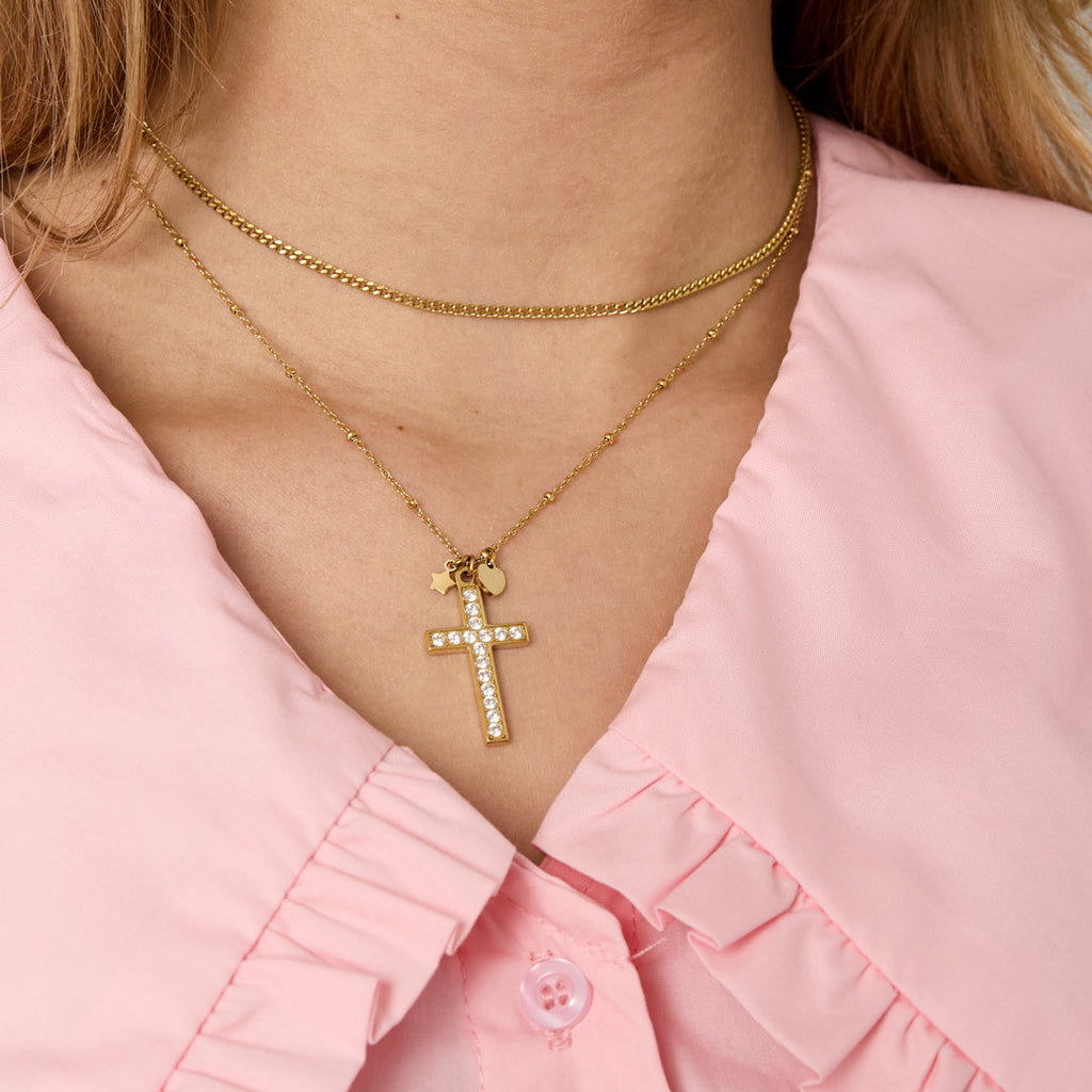 Collier avec pendentif croix décoré et breloques