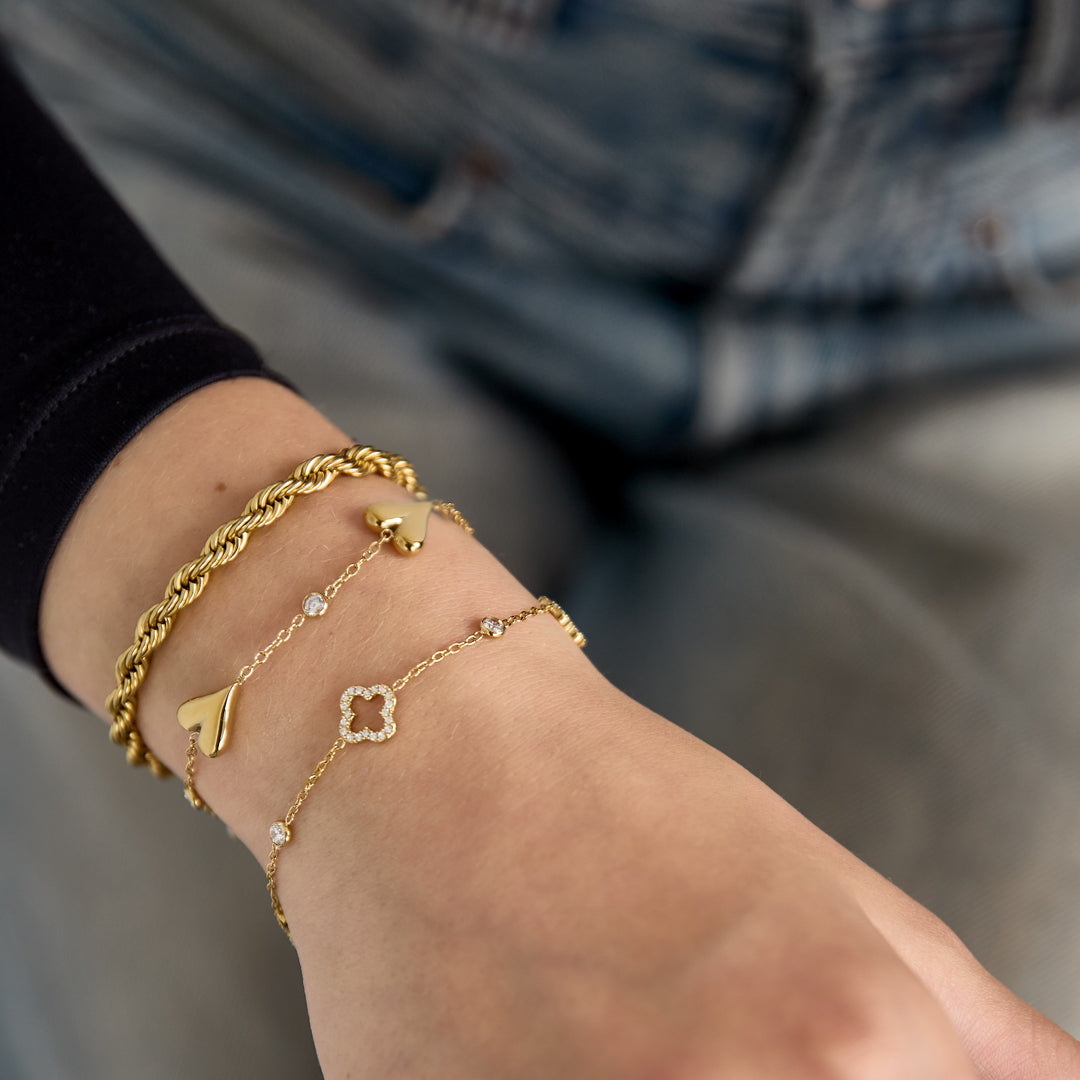 Bracelet ajouré orné de trèfles et de pierres incrustées.