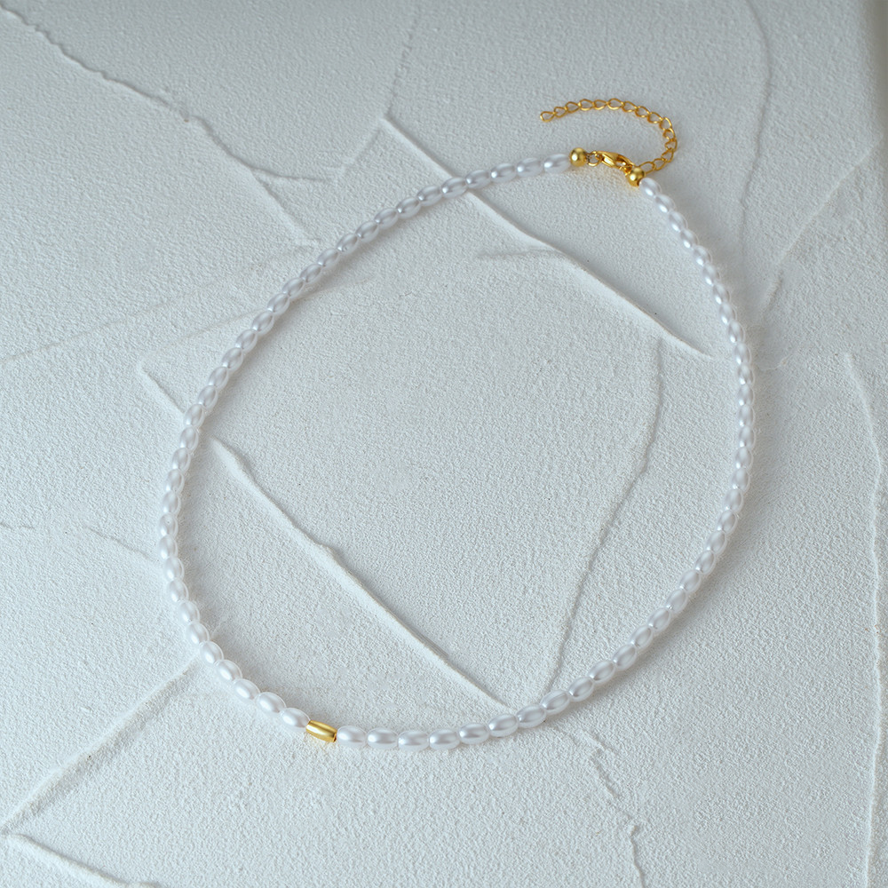 Collier perles d’imitation et détail doré