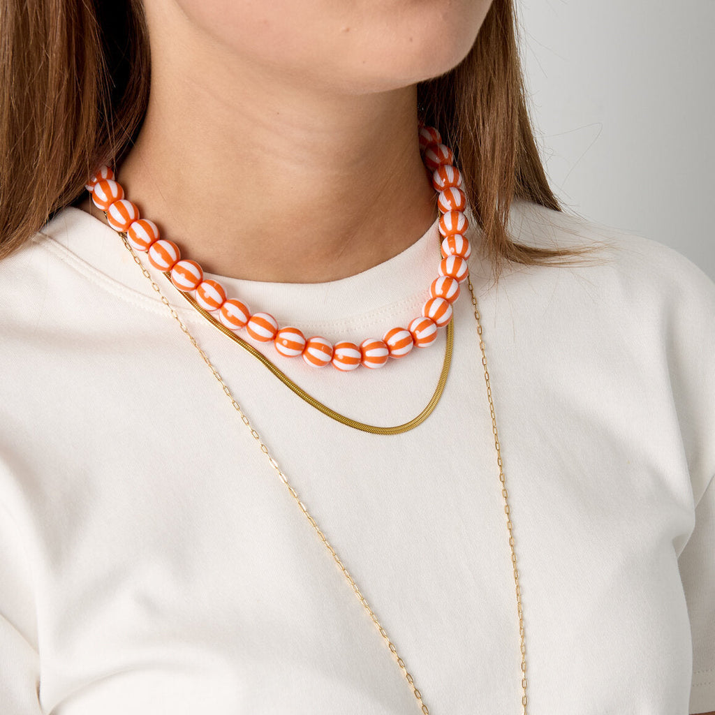 Collier de perles rayées