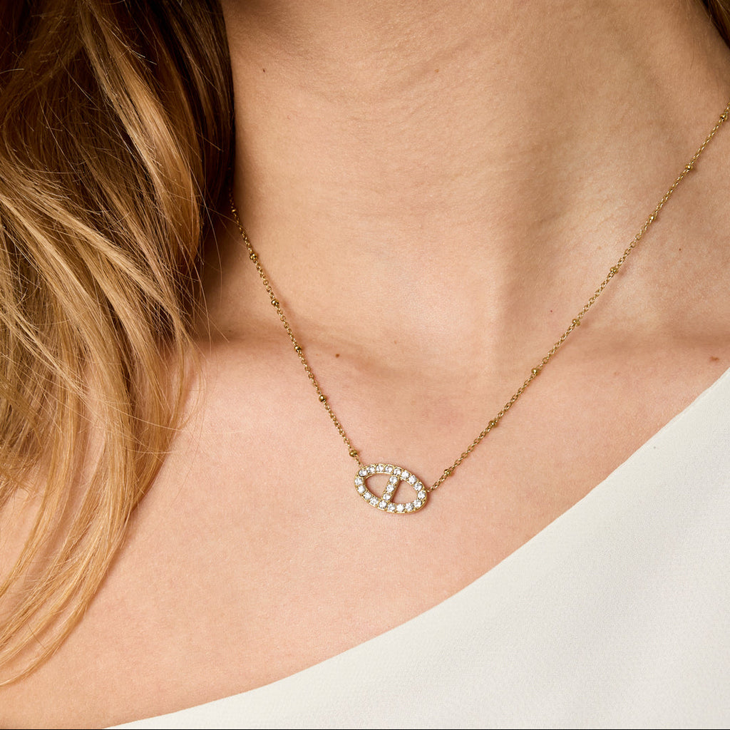 Collier avec pendentif ovale orné