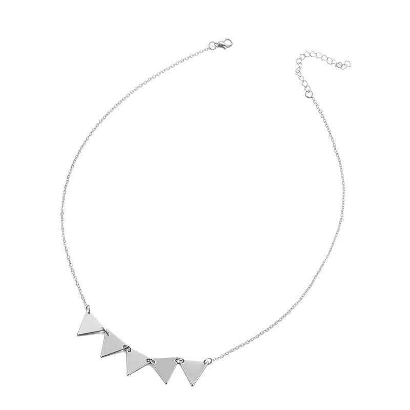 Collier avec pendentif triangle