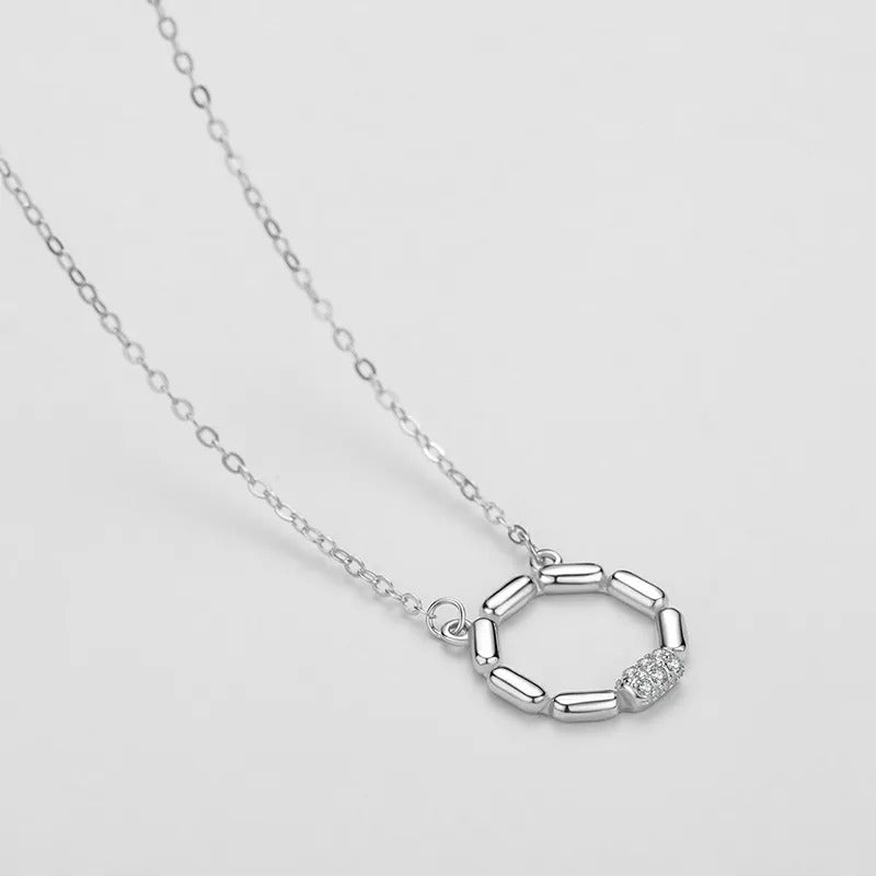 Collier rond avec un trou