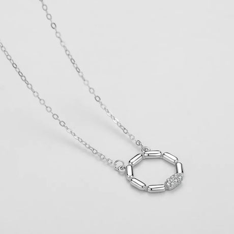 Collier rond avec un trou