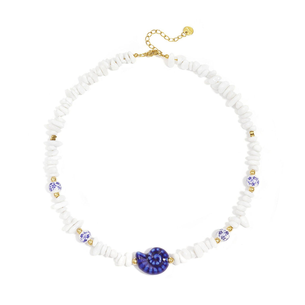 Collier femme blanc et bleu inspiration azulejos à motif coquillage